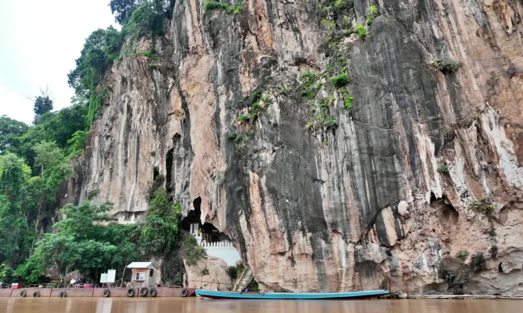 パークウー洞窟の全景
