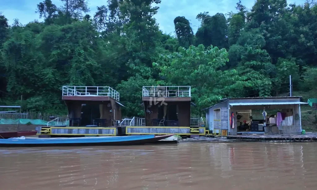 水上コテージの全景