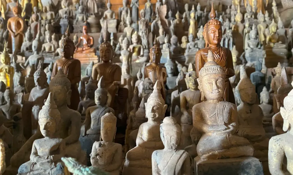 洞窟に安置された沢山の仏像