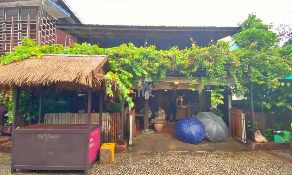 モーニングマーケット沿いにあるカフェ「Café Laolu」の外観