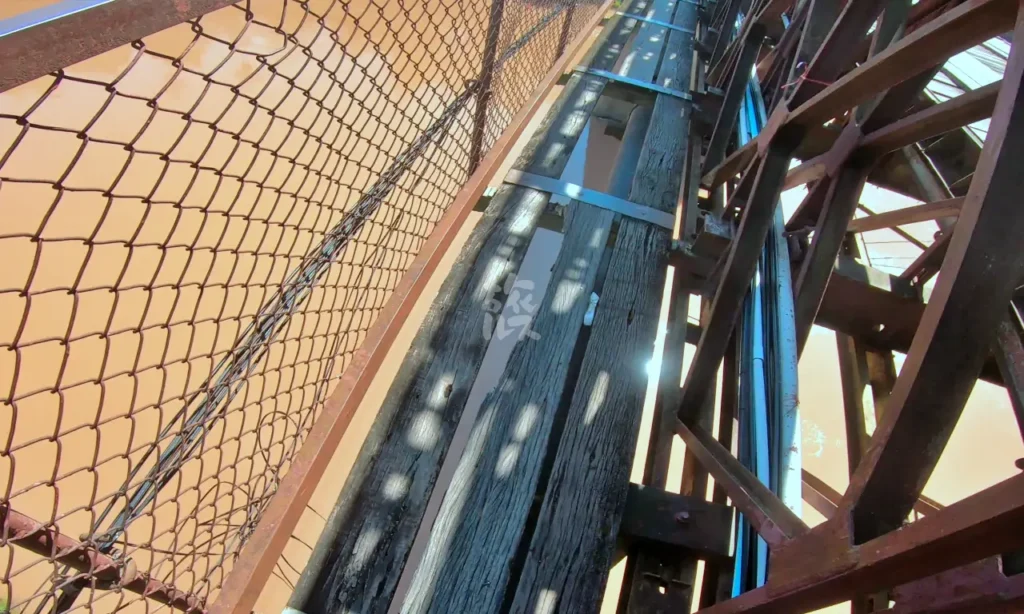 木の板が敷かれていた当時のOld French Bridgeの歩道