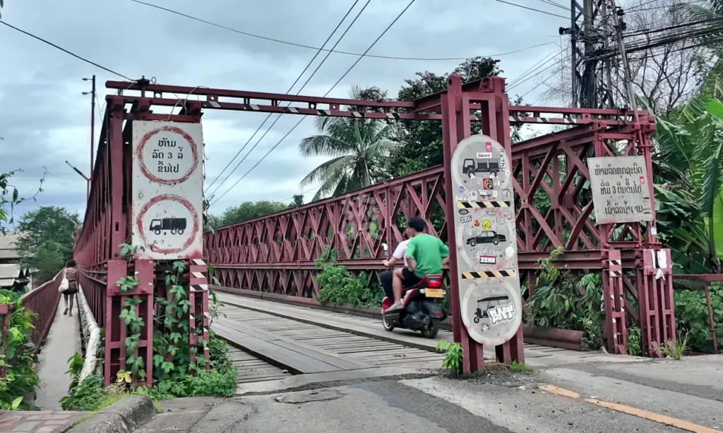Old French Bridgeを1台のバイクが走っているところ