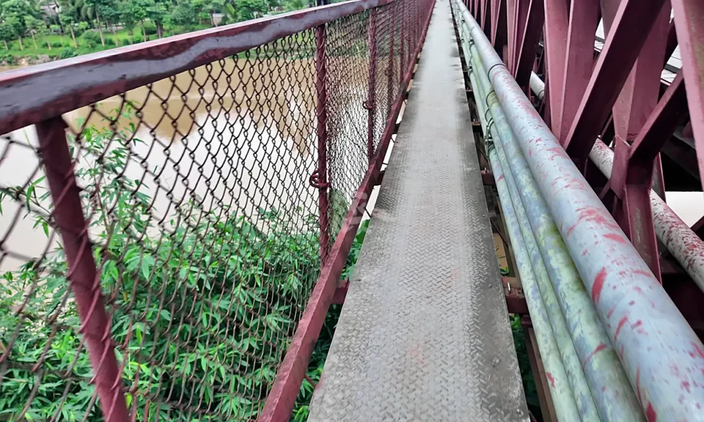 鉄板が敷かれたOld French Bridgeの歩道