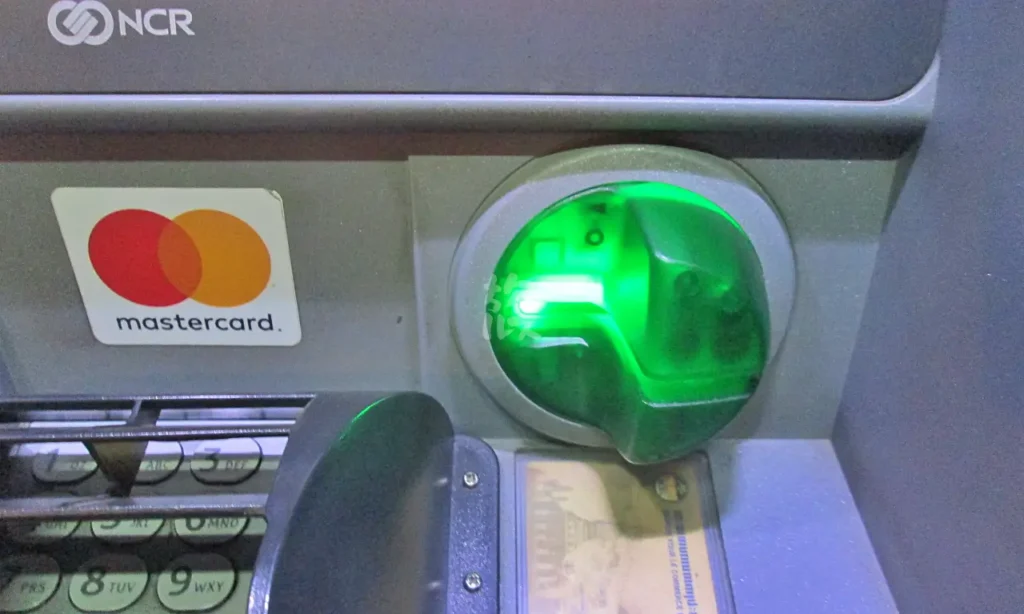 ATMのカード挿入口