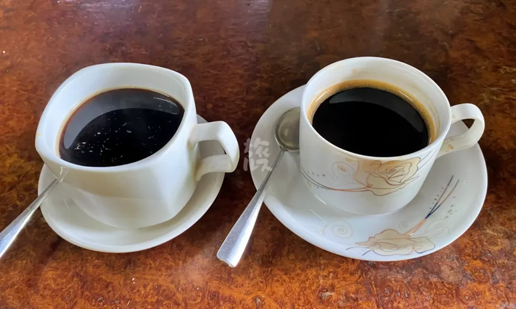 コピ・ルアクと普通のブラックコーヒー