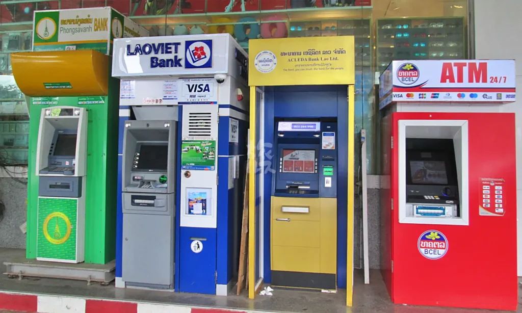 ショッピングモールに設置された4台のATM