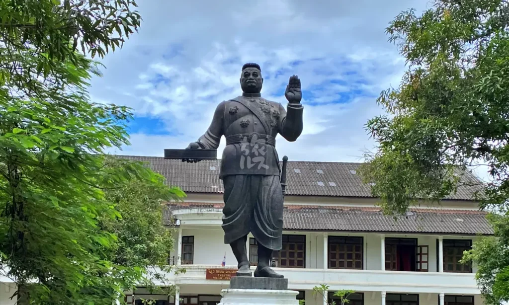 シーサワン・ヴォン王像