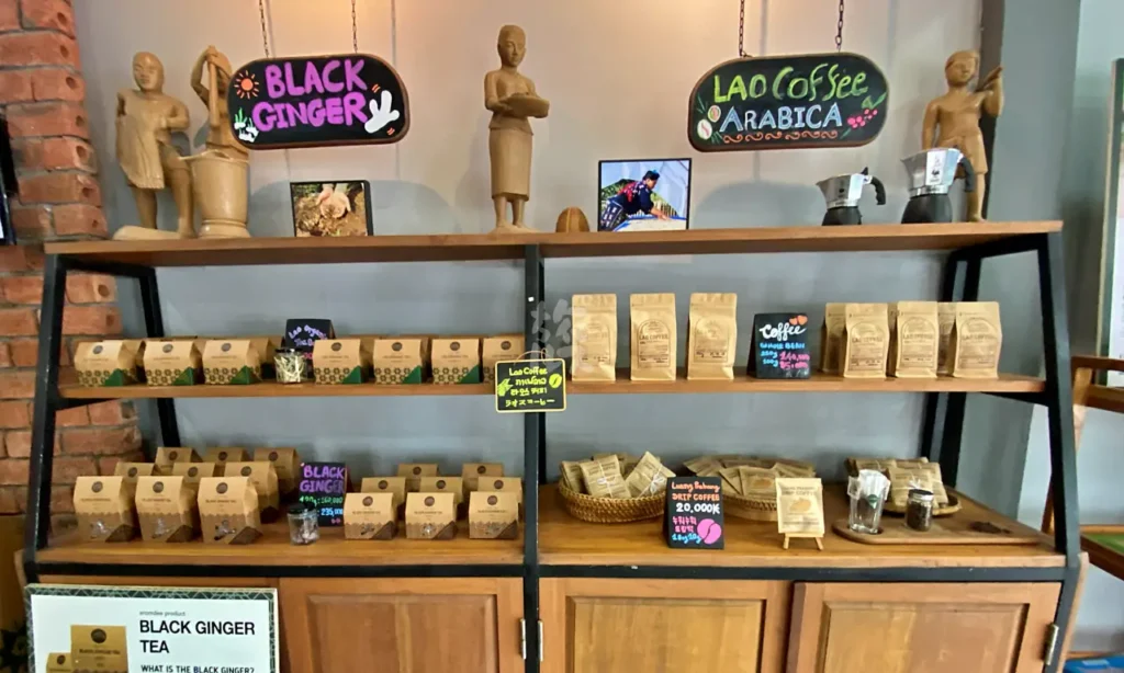 Aromdee Natureのコーヒーとブラックジンジャーティーの棚