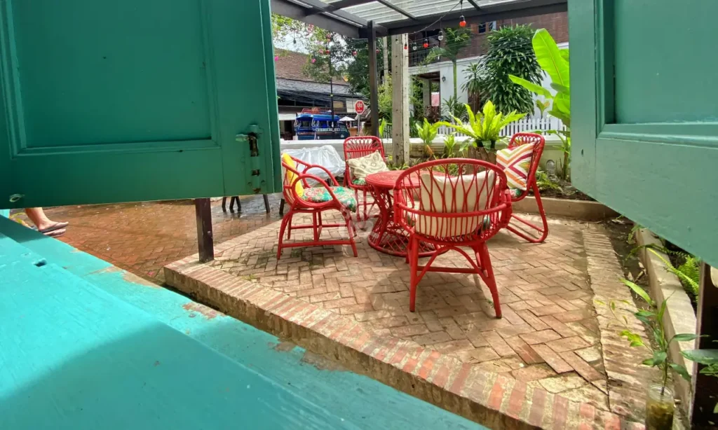 店内の窓から撮影したテラス席