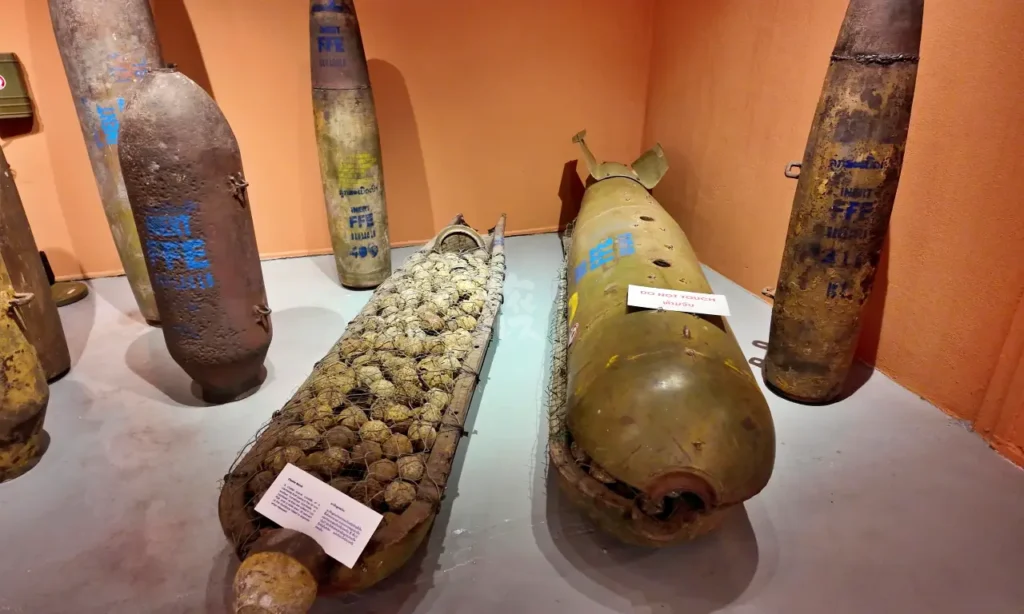 UXO LAO Visitor Center館内に展示されるクラスター爆弾