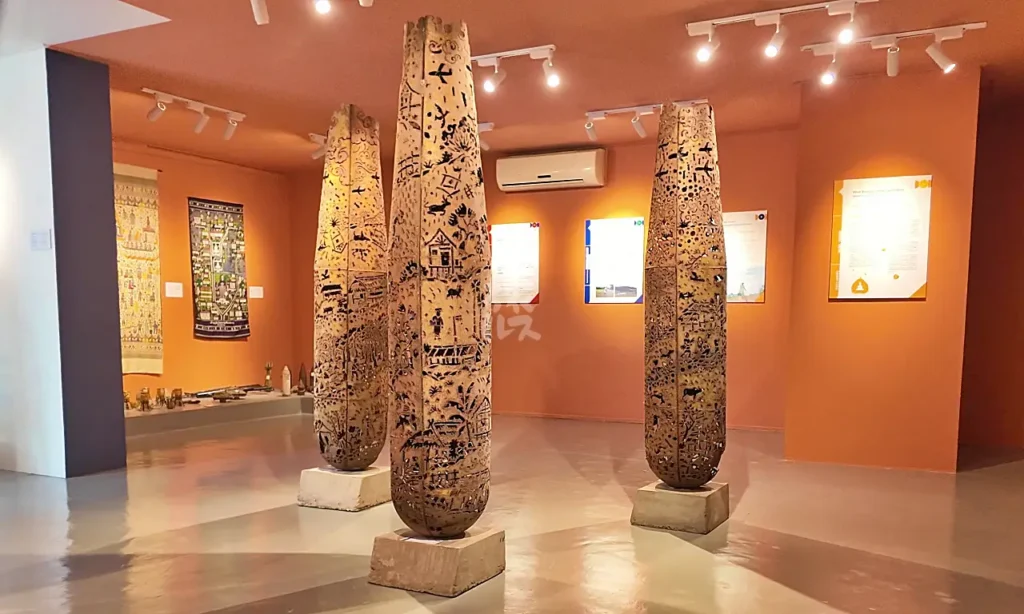 UXO LAO Visitor Centerの館内のオブジェ