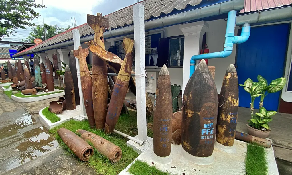 UXO LAO Visitor Centerの敷地内の展示物