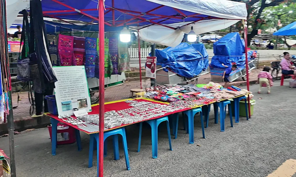 不発弾由来のアルミ製品を扱うナイトマーケットの店舗