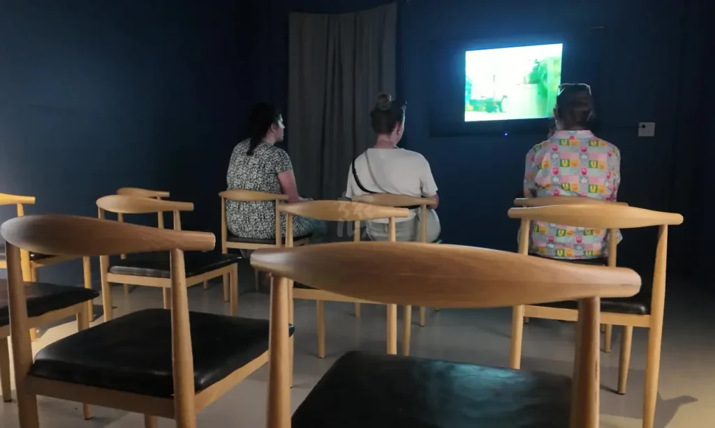 UXO LAO Visitor Centerの映像ブース