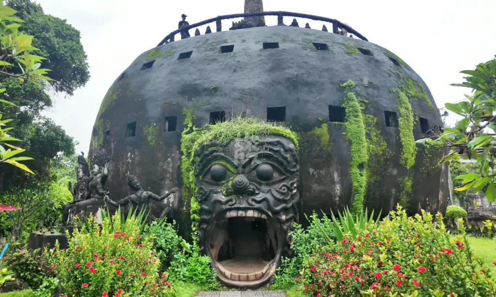 カボチャ型の悪魔の口のような入口をした塔の全景