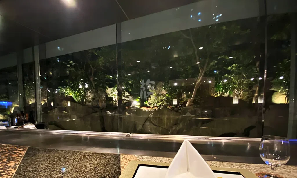 新宿ワシントンホテルアネックス館1階の「鉄板焼 ふじた」のカウンター席からの眺め