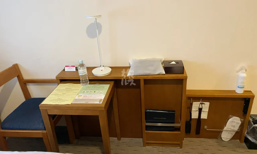 新宿ワシントンホテル本館のシングルルームの設備（テーブル・椅子・デスクライトなど）