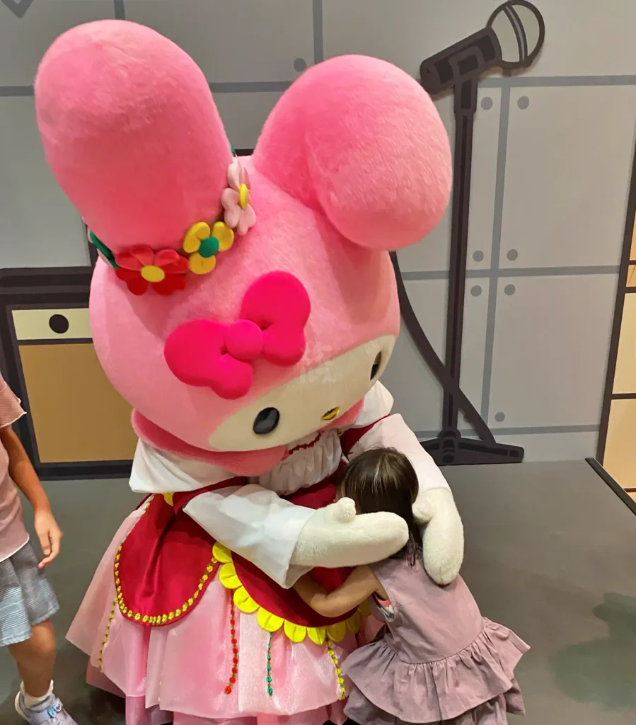 子どもをハグするマイメロディ