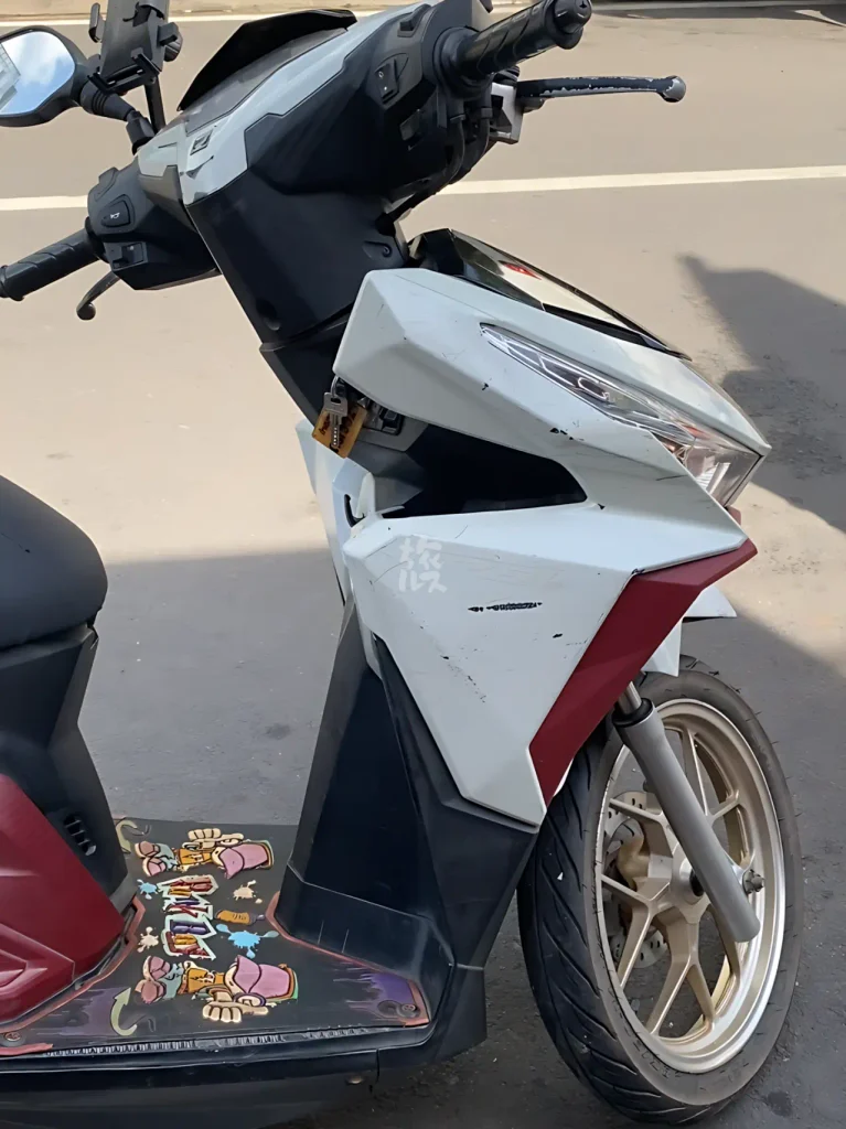 Elephant Motorbike Rentalでレンタルした傷の多い白いバイク