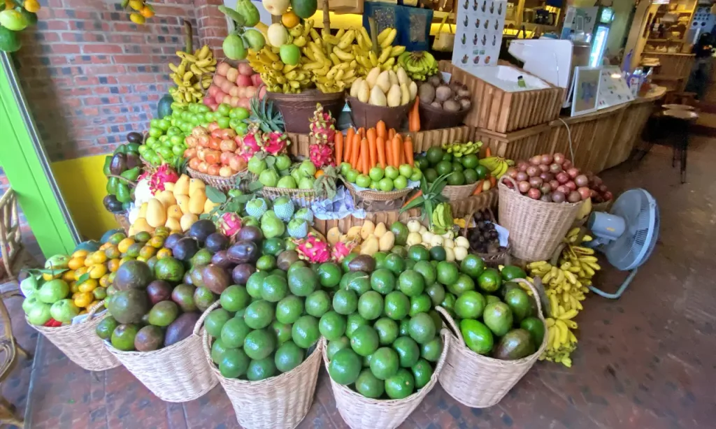 Noy's Fruit Heavenの店先に飾ってある山盛りのフルーツ