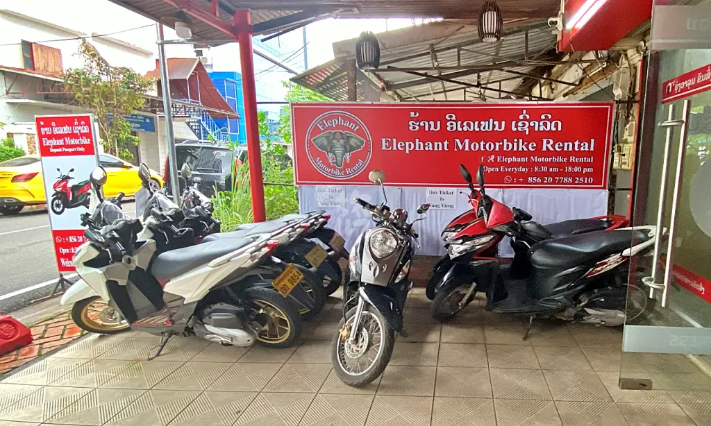 Elephant Motorbike Rentalの店頭に並ぶバイク