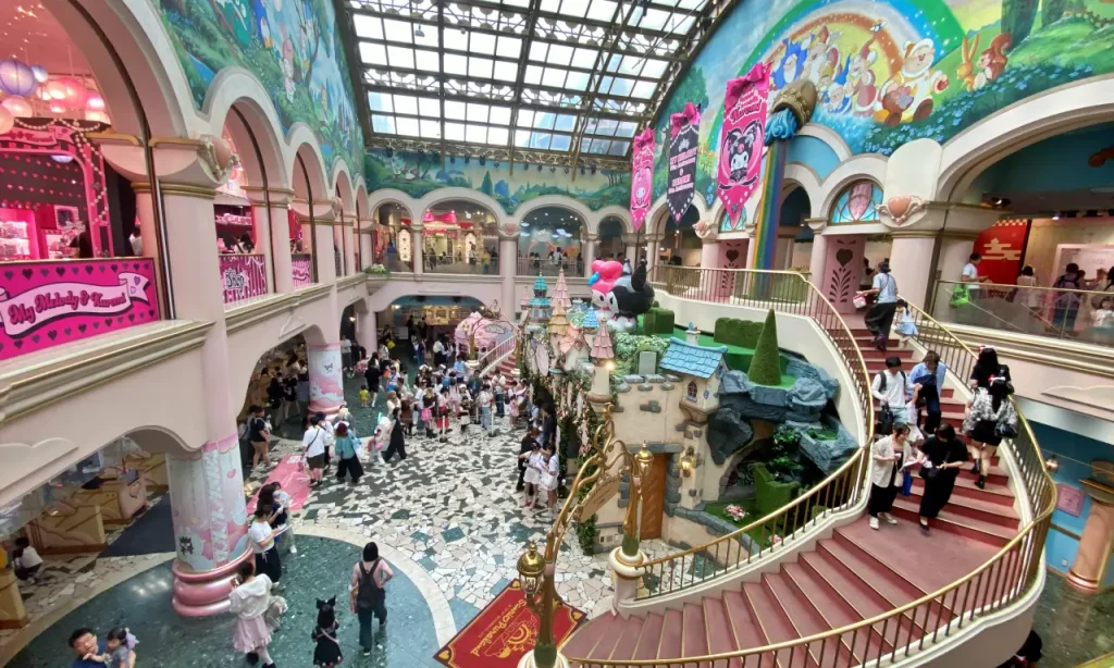 ピューロランドのエントランスを上階から撮影した写真