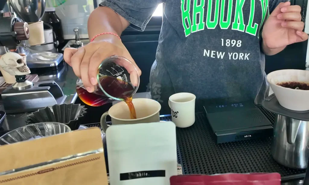 カップにコーヒーを注いでいる様子