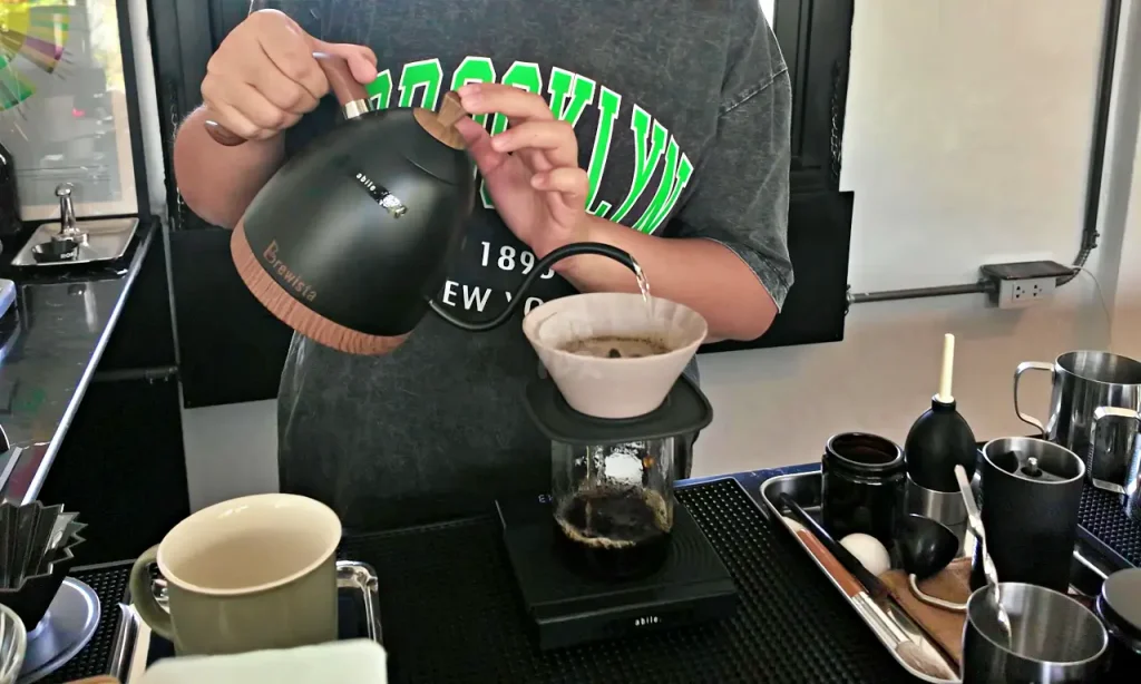 ドリッパーでコーヒーを淹れている様子