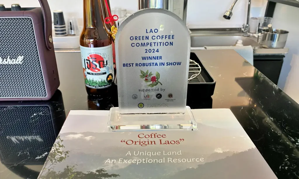 2024年の「Lao Green Coffee Competition」のトロフィー